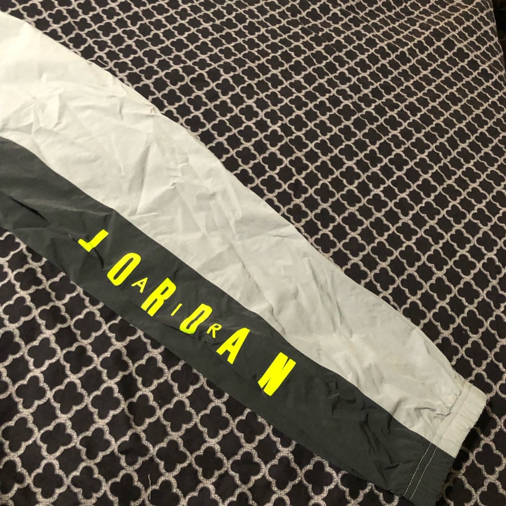 Nike Air Jordan Jumpan Youth Boys Wolf Gray/Volt Windbreaker Pants Size Medium